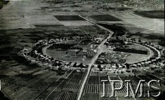 Brak daty, brak miejsca.
Fotografia lotnicza miejscowości na planie okręgu.
Fot. NN, Instytut Polski i Muzeum im. gen. Sikorskiego w Londynie [album 134 - Rumunia, Turcja, Palestyna, Egipt i USA].