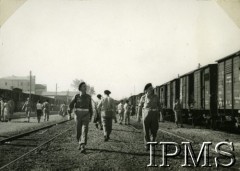 1942, Irak.
Polscy żołnierze na stacji kolejowej.
Fot. NN, Instytut Polski i Muzeum im. gen. Sikorskiego w Londynie