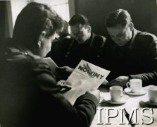 Lata 40., Wielka Brytania.
I Korpus Polski, polscy żołnierze czytają 