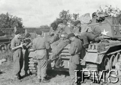 Sierpień 1944, Normandia, Francja.
1 Dywizja Pancerna podczas walk w Normandii, żołnierze przy czołgu.
Fot. NN, Instytut Polski i Muzeum im. gen. Sikorskiego w Londynie