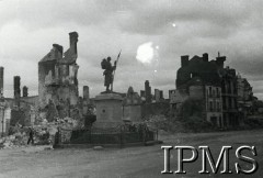 Sierpień 1944, Normandia, Francja.
Zniszczone francuskie miasteczko.
Fot. NN, Instytut Polski i Muzeum im. gen. Sikorskiego w Londynie