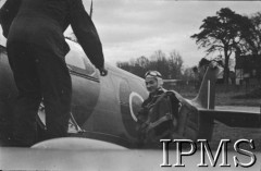 12.02.1943, Wielka Brytania.
Pilot Pomocniczej Służby Transportowej RAF (ATA) porucznik Stefania Wojtulanis (ps. Barbara) przed wejściem do kabiny myśliwca Spitfire.
Fot. NN, Instytut Polski i Muzeum im. gen. Sikorskiego w Londynie