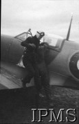 12.02.1943, Wielka Brytania.
Pilot Pomocniczej Służby Transportowej RAF (ATA) porucznik Stefania Wojtulanis (ps. Barbara) wysiadająca z kabiny myśliwca Spitfire.
Fot. NN, Instytut Polski i Muzeum im. gen. Sikorskiego w Londynie
