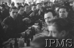 23.02.1943, Hutton Cranswick, Anglia, Wielka Brytania.
Święto 316 Dywizjonu Myśliwskiego. Lotnicy podczas uroczystego obiadu.
Fot. NN, Instytut Polski i Muzeum im. gen. Sikorskiego w Londynie