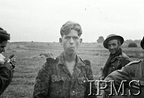 Sierpień 1944, Normandia, Francja.
Siedemnastoletni jeniec niemiecki wzięty do niewoli przez żołnierzy 1 Dywizji Pancernej.
Fot. NN, Instytut Polski i Muzeum im. gen. Sikorskiego w Londynie