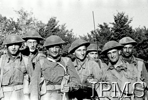 Sierpień 1944, Normandia, Francja.
1 Dywizja Pancerna podczas walk w Normandii. Patrol dragonów.
Fot. NN, Instytut Polski i Muzeum im. gen. Sikorskiego w Londynie