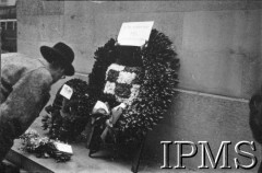 02.04.1943, Londyn, Anglia, Wielka Brytania.
25-lecie RAF, polska delegacja składa kwiaty przy Grobie Nieznanego Żołnierza.
Fot. NN, Instytut Polski i Muzeum im. gen. Sikorskiego w Londynie