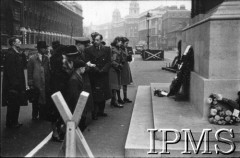 02.04.1943, Londyn, Anglia, Wielka Brytania.
25-lecie RAF, polska delegacja składa kwiaty przy Grobie Nieznanego Żołnierza.
Fot. NN, Instytut Polski i Muzeum im. gen. Sikorskiego w Londynie