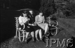 Maj 1945, Perth, Szkocja, Wielka Brytania.
Trzy uczennice polskiego gimnazjum siedzą na ławce i robią na drutach. 
Fot. NN, Instytut Polski i Muzeum im. gen. Sikorskiego w Londynie