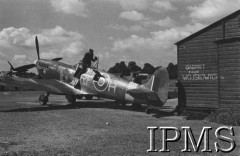 24.06.1943, Northolt, Anglia, Wielka Brytania.
Lotnisko 303 Dywizjonu Myśliwskiego, mechanik w kabinie samolotu. Napis na ścianie budynku: 