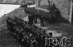 10.07.1943, Plymouth, Anglia, Wielka Brytania.
Pogrzeb gen. Władysława Sikorskiego. Polscy marynarze czekają na przybycie ORP 