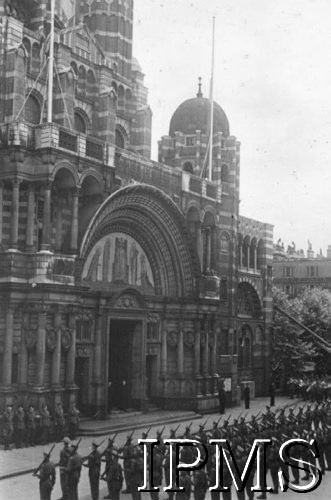 14.07.1943, Londyn, Anglia, Wielka Brytania.
Pogrzeb gen. Władysława Sikorskiego. Polskie oddziały przed katedrą Westminsterską.
Fot. NN, Instytut Polski i Muzeum im. gen. Sikorskiego w Londynie