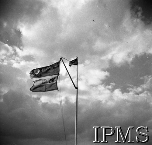 Marzec 1941, Ternhill, Anglia, Wielka Brytania.
Flaga Polskich Sił Powietrznych w Wielkiej Brytanii oraz flaga RAF na maszcie.
Fot. NN, Instytut Polski i Muzeum im. gen. Sikorskiego w Londynie