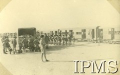 1942, Irak.
Polscy żołnierze na stacji kolejowej przed podróżą.
Fot. NN, Instytut Polski i Muzeum im. gen. Sikorskiego w Londynie