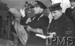 9.12.1940, brak miejsca.
ORP Błyskawica, oficer sprawdza pozycję okrętu za pomocą sekstantu.
Fot. NN, Instytut Polski i Muzeum im. gen. Sikorskiego w Londynie