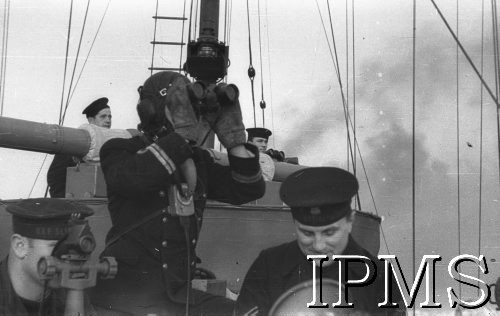 9.12.1940, brak miejsca.
ORP Błyskawica, w środku marynarz z lornetką.
Fot. NN, Instytut Polski i Muzeum im. gen. Sikorskiego w Londynie