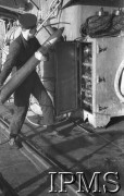 9.12.1940, brak miejsca.
ORP Błyskawica, marynarz z pociskiem artyleryjskim.
Fot. NN, Instytut Polski i Muzeum im. gen. Sikorskiego w Londynie