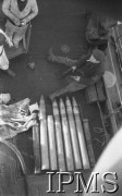 4-6.12.1940, brak miejsca.
ORP Błyskawica, pociski artyleryjskie leżące na pokładzie okrętu po sztormie na Atlantyku, podczas którego został uszkodzony ster oraz rufowy aparat torpedowy.
Fot. NN, Instytut Polski i Muzeum im. gen. Sikorskiego w Londynie