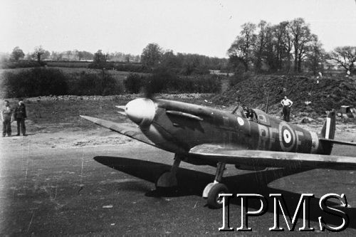 Kwiecień 1941, Wielka Brytania.
Dywizjon 303, start Spitfire'a IIA RF-E (P8041).
Fot. NN, Instytut Polski i Muzeum im. gen. Sikorskiego w Londynie