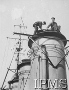 1939-1944, Wielka Brytania.
Marynarze z ORP Burza czyszczą kominy okrętu. 
Fot. NN, Instytut Polski i Muzeum im. gen. Sikorskiego w Londynie