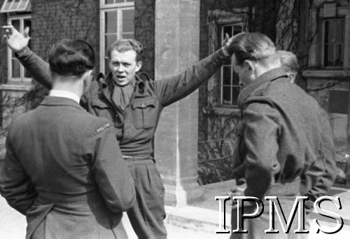 Kwiecień-maj 1942, Northolt, Anglia, Wielka Brytania.
Piloci dywizjonu 316 - kpt. Aleksander Gabszewicz.
Fot. NN, Instytut Polski i Muzeum im. gen. Sikorskiego w Londynie