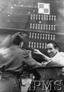 Sierpień 1942, Wielka Brytania.
Mechanicy 300 Dywizjonu Bombowego malują czterdziestą pierwszą bombę na burcie Wellingtona, który powrócił z 41. lotu nad Niemcy.
Fot. NN, Instytut Polski i Muzeum im. gen. Sikorskiego w Londynie