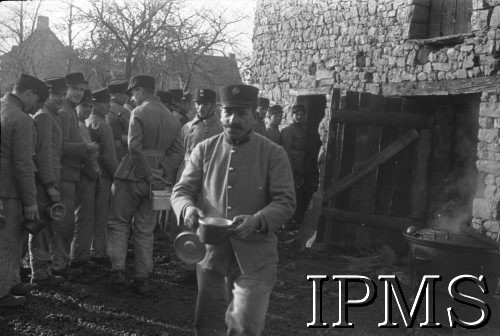 1939-1940, Paimpont (?), Francja.
Obóz wojskowy, francuscy żołnierze stoją w kolejce po posiłek.
Fot. NN, Instytut Polski i Muzeum im. gen. Sikorskiego w Londynie [Francja - negatywy].
