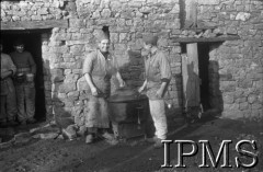 1939-1940, Paimpont (?), Francja.
Obóz wojskowy, przygotowywanie posiłku.
Fot. NN, Instytut Polski i Muzeum im. gen. Sikorskiego w Londynie [Francja - negatywy].
