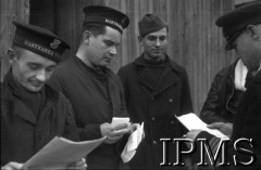 1939-1940, Paimpont, Francja.Polscy marynarze w obozie wojskowym. Fot. NN, Instytut Polski i Muzeum im. gen. Sikorskiego w Londynie [Francja - negatywy].