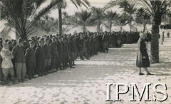Grudzień 1940, Agani, Egipt.
Jeńcy włoscy pod strażą polskich żołnierzy. Podpis oryginalny: 