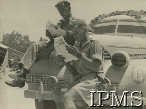 20.08.1941, Egipt.
Żołnierz Samodzielnej Brygady Strzelców Karpackich czytają czasopismo 