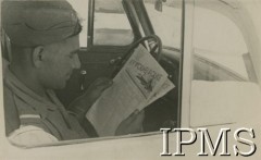 20.08.1941, Egipt.
Żołnierz Samodzielnej Brygady Strzelców Karpackich czyta czasopismo 