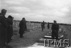 1941/1942, Tobruk, Libia.
Polscy żołnierze przy grobach na cmentarzu wojennym. Podpis oryginalny: 