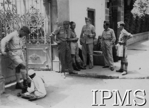 1942, Kair, Egipt.
Żołnierze Samodzielnej Brygady Strzelców Karpackich, jednemu z nich chłopiec czyści buty. Podpis oryginalny 