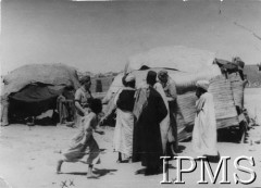 Kwiecień 1942, Asuan (okolice), Egipt.
Podpis oryginalny: 