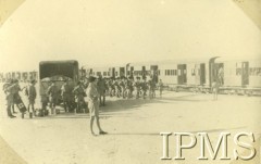 1942, Irak.
Polscy żołnierze na stacji kolejowej przed podróżą.
Fot. NN, Instytut Polski i Muzeum im. gen. Sikorskiego w Londynie