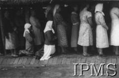 Masindi, Uganda.
Kobiety podczas modlitwy w kaplicy.
Fot. NN, Instytut Polski i Muzeum im. gen. Sikorskiego w Londynie [Afryka - teczka luzem].
