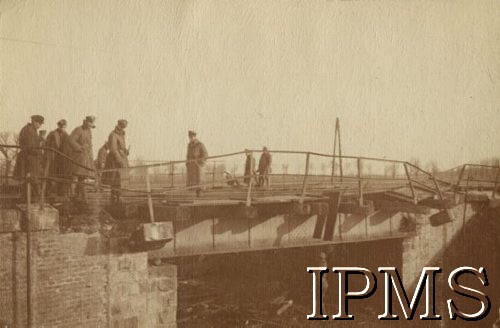1919, brak miejsca.
Wojna polsko-ukraińska. Załoga pociągu pancernego P.P.3. na moście kolejowym. Podpis: 