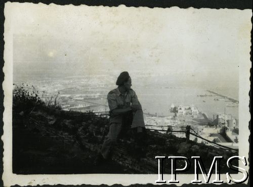 28.08.1946, Rimini, Włochy.
Żołnierz 3 Batalionu Strzelców Karpackich na tle panoramy miasta. Podpis oryginalny: 