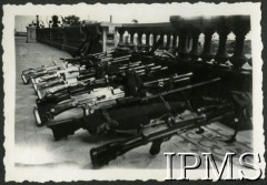 1945-1946, Włochy.Broń 3 Batalionu Strzelców Karpackich. Podpis oryginalny: 