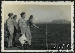 1.09.1946, Włochy.
Żołnierze 3 Batalionu Strzelców Karpackich na statku płynącym do Wielkiej Brytanii. Podpis oryginalny: 