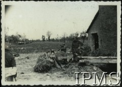 1945, rzeka Senio (okolice), Włochy.
Żołnierze 3 Batalionu Strzelców Karpackich. Podpis oryginalny: 