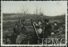 1945, rzeka Senio (okolice), Włochy.Żołnierze 3 Batalionu Strzelców Karpackich. Podpis oryginalny: 