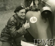 Druga połowa 1940, Szkocja, Wielka Brytania.
Polski żołnierz przy samochodzie, podpis oryginalny: 