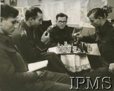 1941, Szkocja, Wielka Brytania.
Świetlica Batalionu Strzelców Podhalańskich, żołnierze grają w szachy. Podpis oryginalny: 