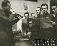 1941, Szkocja, Wielka Brytania.
Świetlica Batalionu Strzelców Podhalańskich, żołnierze grają na instrumentach i śpiewają, podpis oryginalny: 