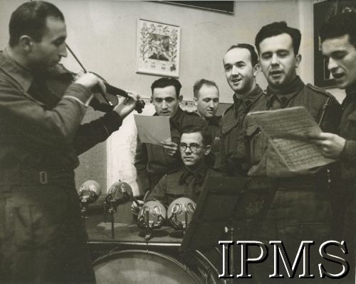 1941, Szkocja, Wielka Brytania.
Świetlica Batalionu Strzelców Podhalańskich, żołnierze grają na instrumentach i śpiewają, podpis oryginalny: 