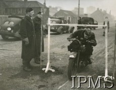1941, Szkocja, Wielka Brytania.
Szkolenie żołnierzy I Korpusu w jeździe na motocyklu, podpis oryginalny: 