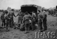 1944, Wielka Brytania.
1 Dywizja Pancerna przed odpłynięciem do Normandii. Podpis oryginalny: 