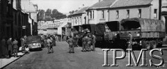 Lata 40., Melrose, Szkocja, Wielka Brytania.
Żołnierze I Korpusu przy samochodach ciężarowych na ulicy. Podpis oryginalny: 